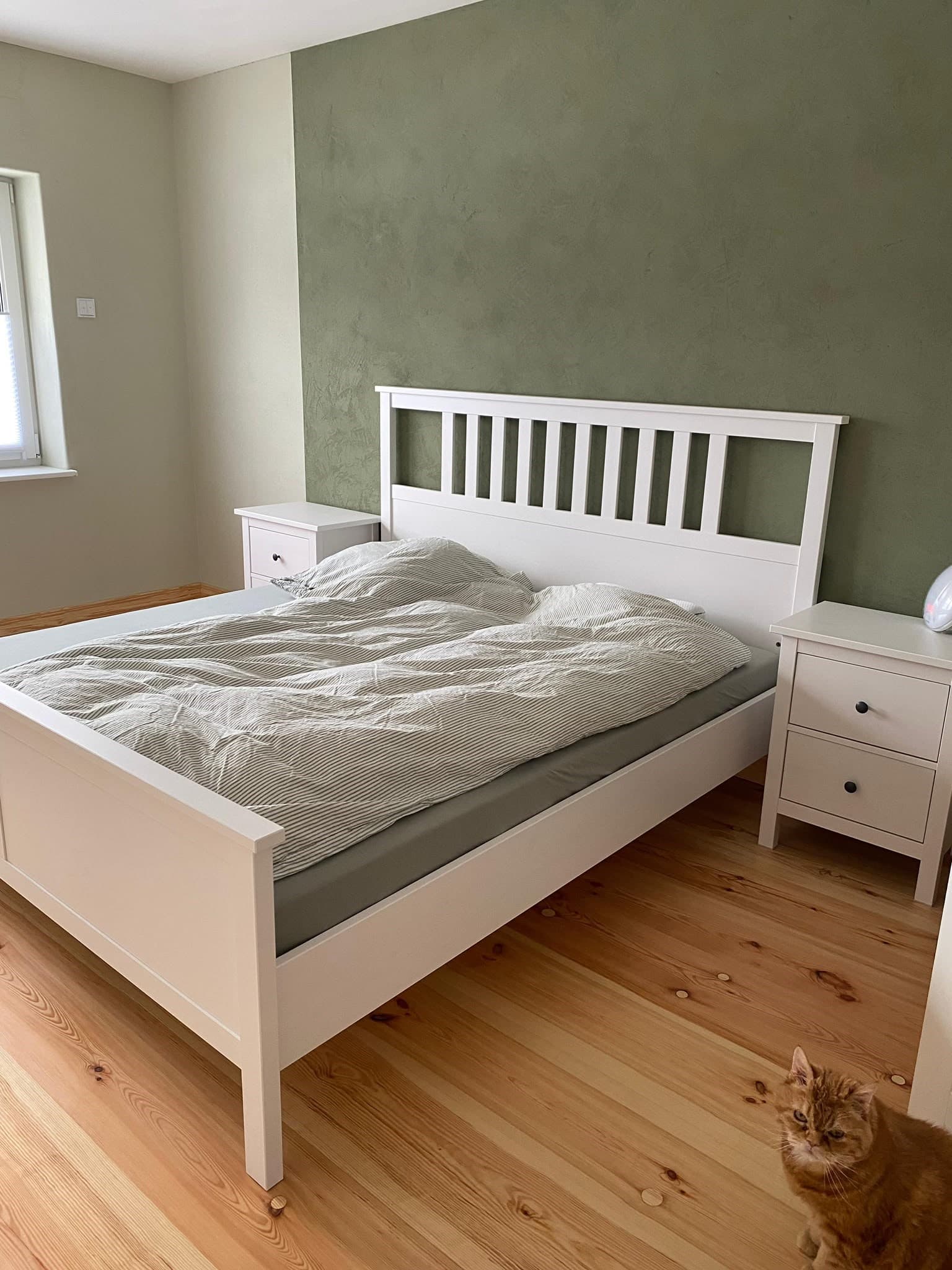 Schlafzimmer mit Lehmputz in Salbeigrün – Lehm-Designputz Privathaus Uckermark