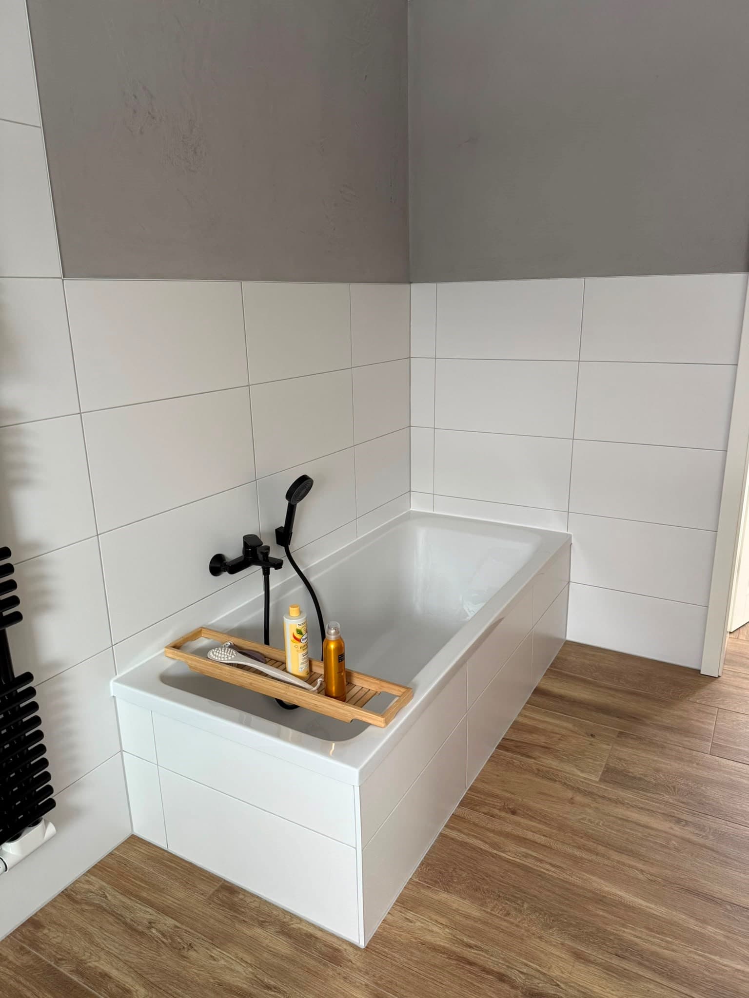 Badezimmer mit Lehmputz-Wandgestaltung und freistehender Badewanne – Lehm-Edelputz Prenzlau